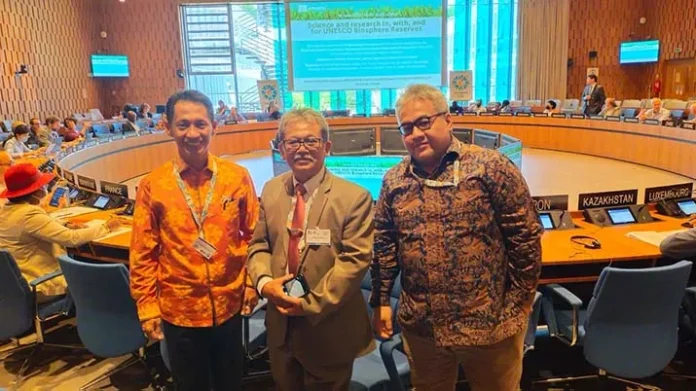 Bupati Wakatobi saat diskusi bersama beberapa delegasi negara tetangga.