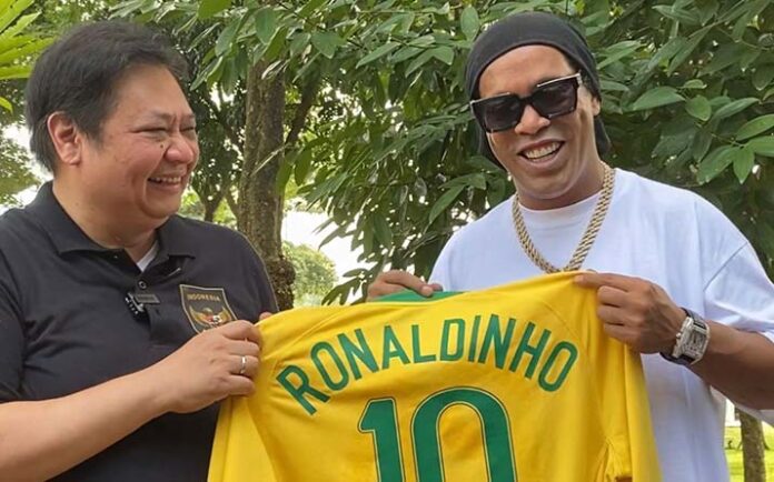 Bertemu Menko Airlangga, Ronaldinho Akui Senang Berada di Indonesia