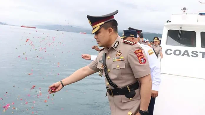 IMG-20220629-WA0045 Peringati HUT Bhayangkara ke-76, Polres Baubau Tabur Bunga di Laut