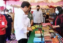Presiden Jokowi dan Istri Ternyata Borong Tenun Boke saat Kunker di Wakatobi Presiden Jokowi dan Istri Ternyata Borong Tenun Boke saat Kunker di Wakatobi