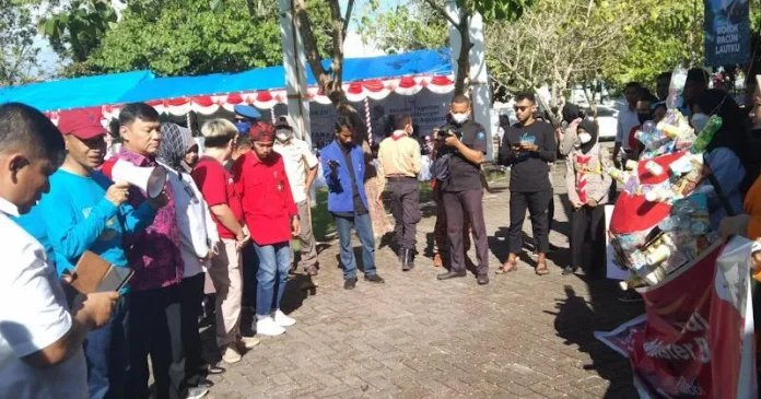 Bupati Wakatobi dan Wamen ATR Lepas Aksi Pawai Monster Plastik