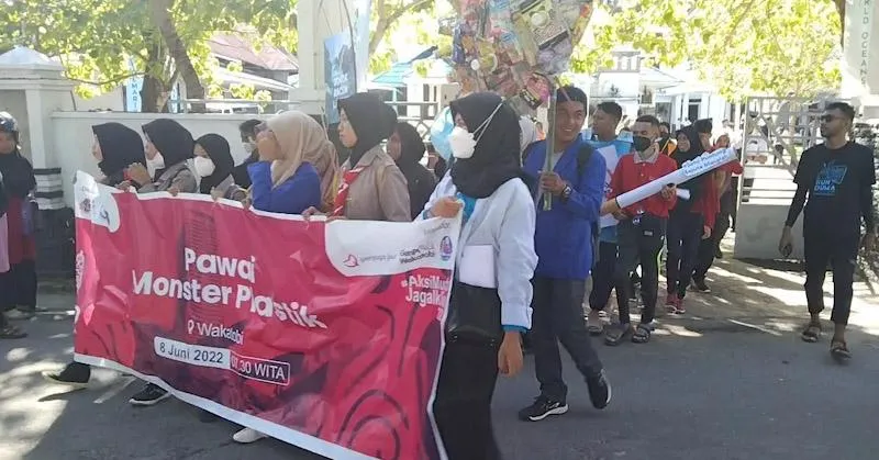 Bupati Wakatobi dan Wamen ATR Lepas Aksi Pawai Monster Plastik