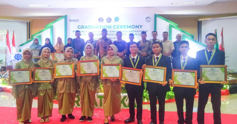 Cerita Dua Siswa MAN IC Kendari yang Jadi Wisudawan Terbaik, Hafal 6 Juz Alquran