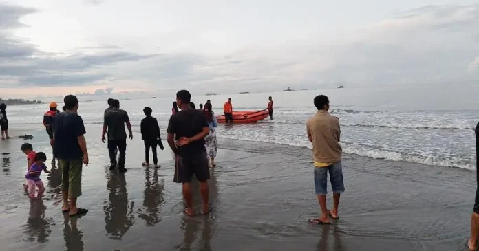 Seorang Bocah Perempuan Hilang Terseret Ombak di Batu Gong