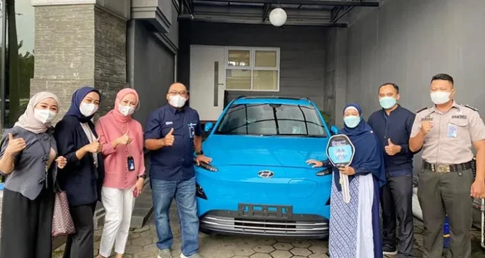 Rajin Pakai BRImo, Nasabah BRI Ini Dapat Hadiah Mobil Listrik Premium