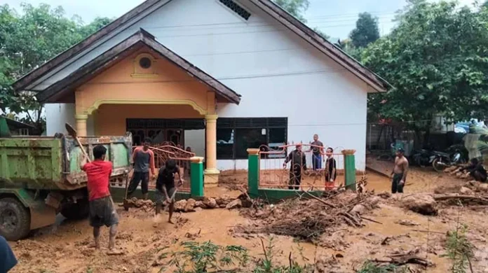 Gegara Hujan, Satu Rumah di Kendari Nyaris Kena Longsor, Pagar Rusak