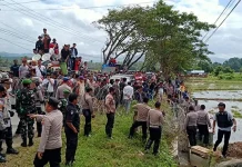 Pemilihan Wabup Koltim Berakhir Ricuh, Warga Turun ke Kantor DPRD Pemilihan Wabup Koltim Berakhir Ricuh, Warga Turun ke Kantor DPRD