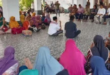 Ratusan Emak-emak Gelar Doa Tolak Malapetaka di DPRD Wakatobi Ratusan Emak-emak Gelar Doa Tolak Malapetaka di DPRD Wakatobi