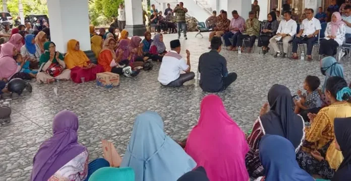 Ratusan Emak-emak Gelar Doa Tolak Malapetaka di DPRD Wakatobi