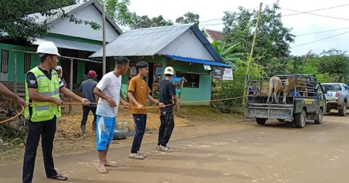 Perusahaan Ini Serahkan Bantuan Kurban ke Masyarakat Lingkar Tambang