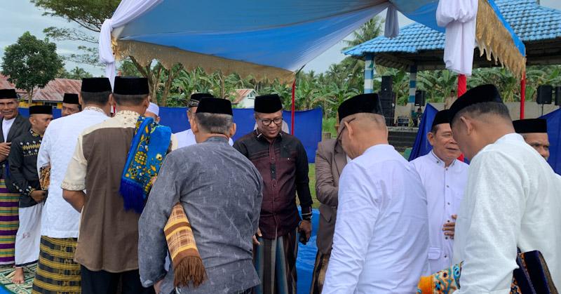 Diguyur Hujan, Warga Bersama Pj Bupati Mubar Tetap Salat Iduladha di Lapangan 