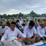 Diguyur Hujan, Warga Bersama Pj Bupati Mubar Tetap Salat Iduladha di Lapangan Diguyur Hujan, Warga Bersama Pj Bupati Mubar Tetap Salat Iduladha di Lapangan