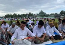 Diguyur Hujan, Warga Bersama Pj Bupati Mubar Tetap Salat Iduladha di Lapangan Diguyur Hujan, Warga Bersama Pj Bupati Mubar Tetap Salat Iduladha di Lapangan