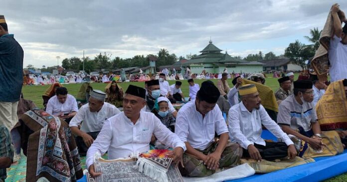 Diguyur Hujan, Warga Bersama Pj Bupati Mubar Tetap Salat Iduladha di Lapangan