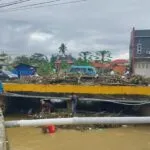 Usai Hujan Deras, Sampah Menumpuk di Bawah Jembatan Andounohu Usai Hujan Deras, Sampah Menumpuk di Bawah Jembatan Andounohu