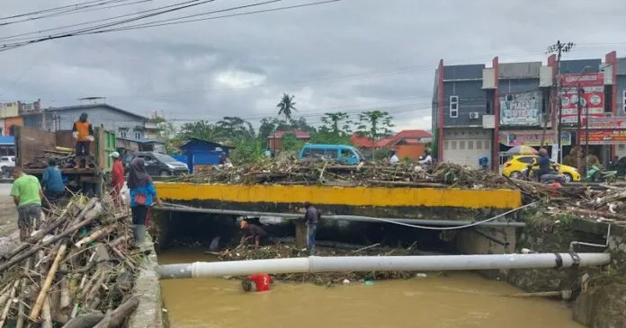 Usai Hujan Deras, Sampah Menumpuk di Bawah Jembatan Andounohu