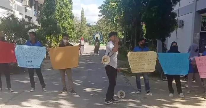 Mahasiswa FKIP UHO Berdemonstrasi Minta Guru Besar Terduga Pelaku Pelecehan Seksual Ditindak