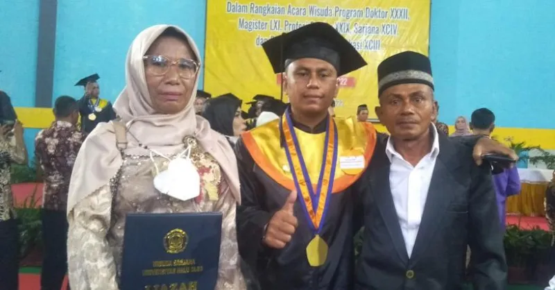 Biayai Kuliahnya Sambil Bekerja di Tempat Fotokopi, Zulirfan Jadi Wisudawan Terbaik UHO
