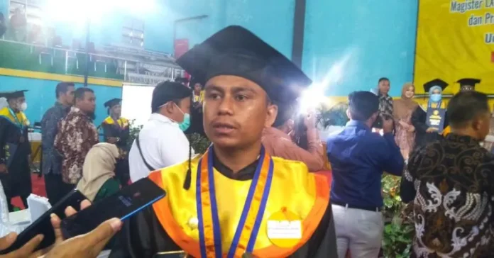 PSX_1362 Biayai Kuliahnya Sambil Bekerja di Tempat Fotokopi, Zulirfan Jadi Wisudawan Terbaik UHO