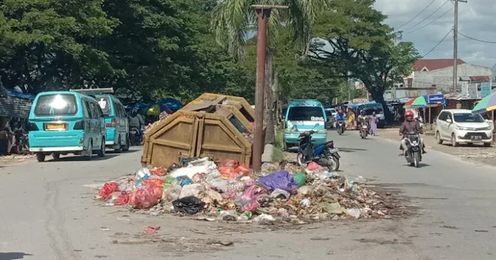 Armada Kebersihan Rusak, Sampah Menggunung di Sejumlah Titik Kota Raha
