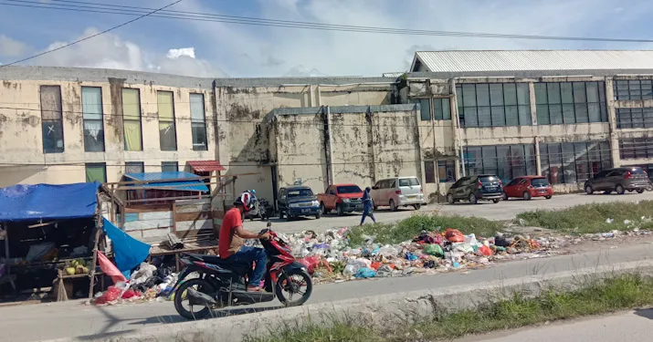 Armada Kebersihan Rusak, Sampah Menggunung di Sejumlah Titik Kota Raha
