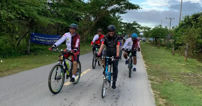 Jelang HUT Mubar, Pj Bupati dan OPD Bersepeda Santai Kelilingi Ring Road Laworo
