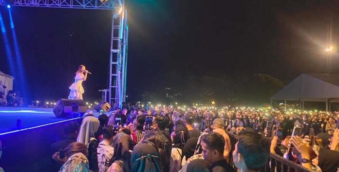 Rossa Meriahkan Malam Puncak Sultra Expo UMKM 2022, Ribuan Warga Padati Tugu MTQ Kendari