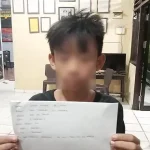 Berkunjung ke Tugu MTQ Kendari, Seorang Anak Asal Moramo Ditinggal Temannya Berkunjung ke Tugu MTQ Kendari, Seorang Anak Asal Moramo Ditinggal Temannya ZONASULTRA.ID, KENDARI- Polsek Abeli, Kota Kendari belum lama ini sempat mengamankan seorang anak asal Kecamatan Moramo, Kabupaten Konawe Selatan (Konsel) yang ditinggal temannya di jalan. Korban berinisial I (13) sengaja ditinggal temannya ketika pulang dari tugu eks MTQ Kendari dan akan kembali ke rumahnya di Moramo. Dia ditinggal di sekitaran area bundaran tank pada Minggu (10/7/2022) malam. Kapolsek Abeli, AKP Adi Kesuma mengatakan, korban kini telah kembali ke rumahnya usai dijemput orang tuanya semalam, Selasa (12/7/2022) setelah mendapat informasi mengenai keberadaan anaknya. "Setelah kami menyebar informasi ke sejumlah grup pesan singkat, kemudian dibaca anggota polsek setempat sehingga memberitahu orang tua korban," katanya saat dikonfirmasi melalui pesan singkat, Rabu (13/7/2022). Korban merupakan warga asal Desa Tabosupa, Kecamatan Moramo, Konawe Selatan (Konsel). Saat ini korban masih duduk di bangku sekolah menengah pertama (SMP). Belum diketahui alasan anak laki-laki itu pergi ke tugu eks MTQ bersama kedua orang temannya. Korban mengaku pada polisi bahwa ia pergi ke tugu eks MTQ bersama dua temannya memakai sebuah motor. Saat pulang, topi salah satu temannya terjatuh. Lalu korban diperintahkan untuk mengambil topi tersebut. Dia pun menyahuti dan turun untuk mengambilnya. "Saat korban turun ingin mengambil topi, temannya langsung pergi meninggalkan anak itu," ungkapnya. Beruntung ada seorang warga yang melihat anak tersebut. Kemudian sang anak dibawa ke Polsek Abeli untuk diamankan. Selanjutnya, anggota polsek mencari informasi mengenai keluarga korban. (B) Penulis: M9 Editor: Muhamad Taslim Dalma