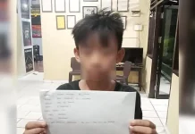 Berkunjung ke Tugu MTQ Kendari, Seorang Anak Asal Moramo Ditinggal Temannya Berkunjung ke Tugu MTQ Kendari, Seorang Anak Asal Moramo Ditinggal Temannya ZONASULTRA.ID, KENDARI- Polsek Abeli, Kota Kendari belum lama ini sempat mengamankan seorang anak asal Kecamatan Moramo, Kabupaten Konawe Selatan (Konsel) yang ditinggal temannya di jalan. Korban berinisial I (13) sengaja ditinggal temannya ketika pulang dari tugu eks MTQ Kendari dan akan kembali ke rumahnya di Moramo. Dia ditinggal di sekitaran area bundaran tank pada Minggu (10/7/2022) malam. Kapolsek Abeli, AKP Adi Kesuma mengatakan, korban kini telah kembali ke rumahnya usai dijemput orang tuanya semalam, Selasa (12/7/2022) setelah mendapat informasi mengenai keberadaan anaknya. "Setelah kami menyebar informasi ke sejumlah grup pesan singkat, kemudian dibaca anggota polsek setempat sehingga memberitahu orang tua korban," katanya saat dikonfirmasi melalui pesan singkat, Rabu (13/7/2022). Korban merupakan warga asal Desa Tabosupa, Kecamatan Moramo, Konawe Selatan (Konsel). Saat ini korban masih duduk di bangku sekolah menengah pertama (SMP). Belum diketahui alasan anak laki-laki itu pergi ke tugu eks MTQ bersama kedua orang temannya. Korban mengaku pada polisi bahwa ia pergi ke tugu eks MTQ bersama dua temannya memakai sebuah motor. Saat pulang, topi salah satu temannya terjatuh. Lalu korban diperintahkan untuk mengambil topi tersebut. Dia pun menyahuti dan turun untuk mengambilnya. "Saat korban turun ingin mengambil topi, temannya langsung pergi meninggalkan anak itu," ungkapnya. Beruntung ada seorang warga yang melihat anak tersebut. Kemudian sang anak dibawa ke Polsek Abeli untuk diamankan. Selanjutnya, anggota polsek mencari informasi mengenai keluarga korban. (B) Penulis: M9 Editor: Muhamad Taslim Dalma