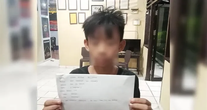 Berkunjung ke Tugu MTQ Kendari, Seorang Anak Asal Moramo Ditinggal Temannya ZONASULTRA.ID, KENDARI- Polsek Abeli, Kota Kendari belum lama ini sempat mengamankan seorang anak asal Kecamatan Moramo, Kabupaten Konawe Selatan (Konsel) yang ditinggal temannya di jalan. Korban berinisial I (13) sengaja ditinggal temannya ketika pulang dari tugu eks MTQ Kendari dan akan kembali ke rumahnya di Moramo. Dia ditinggal di sekitaran area bundaran tank pada Minggu (10/7/2022) malam. Kapolsek Abeli, AKP Adi Kesuma mengatakan, korban kini telah kembali ke rumahnya usai dijemput orang tuanya semalam, Selasa (12/7/2022) setelah mendapat informasi mengenai keberadaan anaknya. "Setelah kami menyebar informasi ke sejumlah grup pesan singkat, kemudian dibaca anggota polsek setempat sehingga memberitahu orang tua korban," katanya saat dikonfirmasi melalui pesan singkat, Rabu (13/7/2022). Korban merupakan warga asal Desa Tabosupa, Kecamatan Moramo, Konawe Selatan (Konsel). Saat ini korban masih duduk di bangku sekolah menengah pertama (SMP). Belum diketahui alasan anak laki-laki itu pergi ke tugu eks MTQ bersama kedua orang temannya. Korban mengaku pada polisi bahwa ia pergi ke tugu eks MTQ bersama dua temannya memakai sebuah motor. Saat pulang, topi salah satu temannya terjatuh. Lalu korban diperintahkan untuk mengambil topi tersebut. Dia pun menyahuti dan turun untuk mengambilnya. "Saat korban turun ingin mengambil topi, temannya langsung pergi meninggalkan anak itu," ungkapnya. Beruntung ada seorang warga yang melihat anak tersebut. Kemudian sang anak dibawa ke Polsek Abeli untuk diamankan. Selanjutnya, anggota polsek mencari informasi mengenai keluarga korban. (B) Penulis: M9 Editor: Muhamad Taslim Dalma