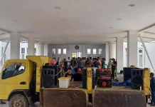 Puluhan Sopir Truk di Kendari Demo soal Buruknya Penyaluran Solar Subsidi Puluhan Sopir Truk di Kendari Demo soal Buruknya Penyaluran Solar Subsidi