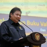 Berisi Perjalanan Indonesia Tangani Pandemi, Pemerintah Luncurkan Buku Vaksinasi Covid-19 Menteri Koordinator Bidang Perekonomian Airlangga Hartarto