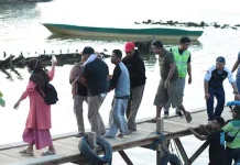 Minim Fasilitas Kesehatan di Desa, Ibu Ini Diseberangkan ke Kendari untuk Melahirkan Minim Fasilitas Kesehatan di Desa, Ibu Ini Diseberangkan ke Kendari untuk Melahirkan