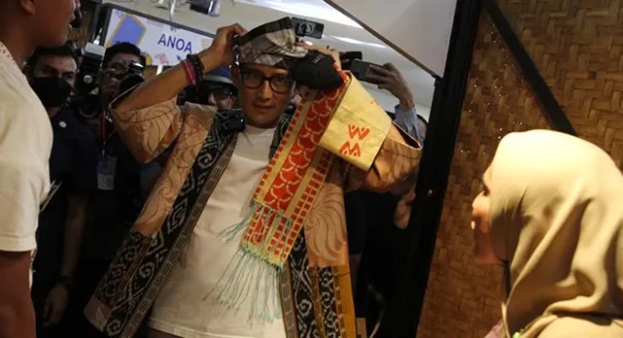 IMG-20220826-WA0041 Sandiaga Uno Beli dan Kenakan Kampurui Khas Buteng saat Kunjungi Pameran AKI 2022 di Kendari