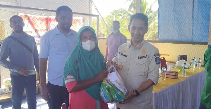 Bupati Wakatobi Serahkan Bantuan ke Petani di Desa Pada Raya Makmur