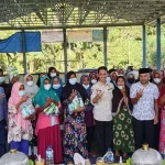 Bupati Wakatobi Serahkan Bantuan ke Petani di Desa Pada Raya Makmur Bupati Wakatobi Serahkan Bantuan ke Petani di Desa Pada Raya Makmur