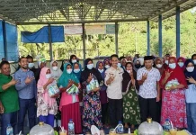 Bupati Wakatobi Serahkan Bantuan ke Petani di Desa Pada Raya Makmur Bupati Wakatobi Serahkan Bantuan ke Petani di Desa Pada Raya Makmur