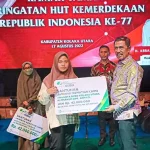 Bupati Kolut Serahkan Santunan Kematian Senilai Rp208 Juta pada 3 Ahli Waris Bupati Kolut Serahkan Santunan Kematian Senilai Rp208 Juta pada 3 Ahli Waris