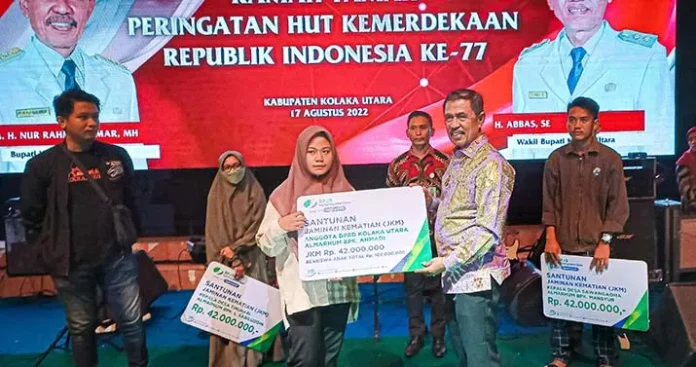 Bupati Kolut Serahkan Santunan Kematian Senilai Rp208 Juta pada 3 Ahli Waris