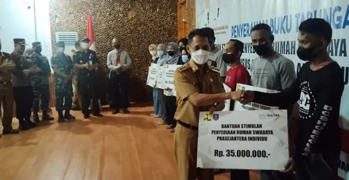 Bupati Wakatobi Serahkan Bantuan Rumah Swadaya Bagi Masyarakat Berpenghasilan Rendah