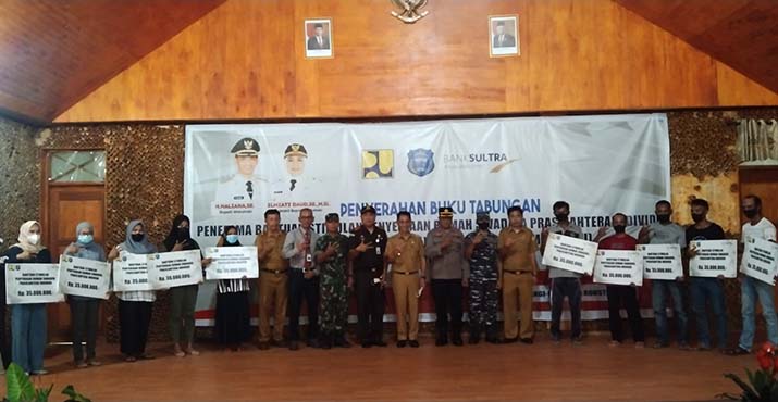 Bupati Wakatobi Serahkan Bantuan Rumah Swadaya Bagi Masyarakat Berpenghasilan Rendah