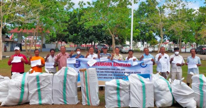 Pemda Wakatobi Salurkan Bantuan kepada Nelayan