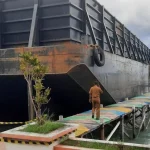 Kapal Tongkang Terdampar dan Tabrak Dermaga Pantai Berova Kolut Kapal Tongkang Terdampar dan Tabrak Dermaga Pantai Berova Kolut