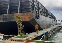 Kapal Tongkang Terdampar dan Tabrak Dermaga Pantai Berova Kolut Kapal Tongkang Terdampar dan Tabrak Dermaga Pantai Berova Kolut