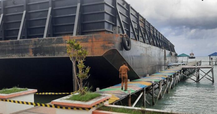 Kapal Tongkang Terdampar dan Tabrak Dermaga Pantai Berova Kolut