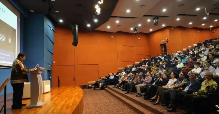 Beri Kuliah Umum di Singapura, Airlangga Paparkan Keberhasilan Indonesia Tangani Unprecedented Crisis