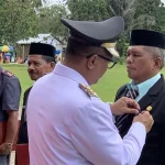 3 PNS di Mubar Terima Penghargaan Satyalancana Karya Satya dari Presiden 3 PNS di Mubar Terima Penghargaan Satyalancana Karya Satya dari Presiden