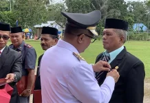 3 PNS di Mubar Terima Penghargaan Satyalancana Karya Satya dari Presiden 3 PNS di Mubar Terima Penghargaan Satyalancana Karya Satya dari Presiden