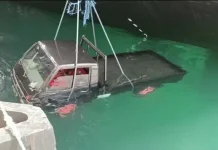 Mobil Pickup Jatuh ke Laut Saat Hendak Memuat Sembako di Pelabuhan Baubau Mobil Pickup Jatuh ke Laut Saat Hendak Memuat Sembako di Pelabuhan Baubau