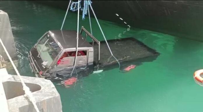 Mobil Pickup Jatuh ke Laut Saat Hendak Memuat Sembako di Pelabuhan Baubau